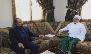 محافظ حضرموت يزور البروفيسور عبدالله باهارون ويُشيد بدوره في إثراء الحياة الأكاديمية والاجتماعية