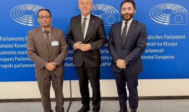 ممثل المجلس الانتقالي يبحث في بروكسل تعزيز التعاون مع مؤسسات الاتحاد الأوروبي