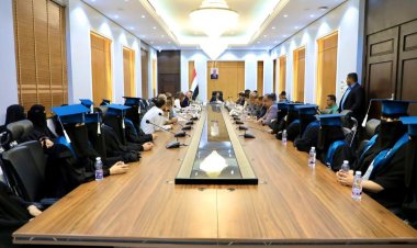 محافظ حضرموت والسفير الألماني يكرمان أوائل الخريجات في "مشروع تأهيل قابلات تقنيات"