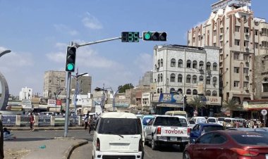 شرطة السير بعدن تدشّن التشغيل التجريبي للإشارات الضوئية في جولة القاهرة.