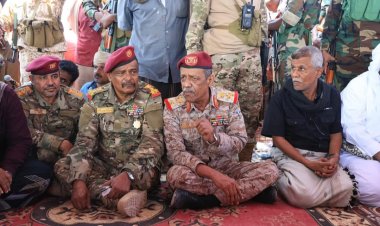 قائد المنطقة العسكرية الثانية يقدم واجب العزاء لقبيلة وأسرة الشاب القتيل "بن عجلان"  بمخيمهم في الحرحير