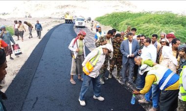 محافظ أبين يدشن أعمال سفلتة طريق الحصن سد حسان باستخدام أول خلاطة أسفلتية بمنظومة الفلر صديقة للبيئة.