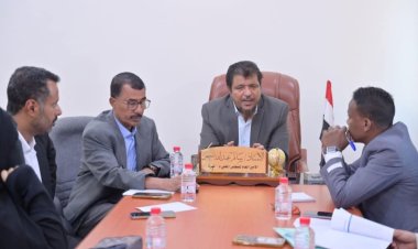 أمين محلي المهرة يناقش مع منظمة توب بايو تنفيذ مشروع محطات تحلية مياه البحر بالطاقة البديلة