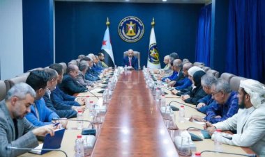 الرئيس الزُبيدي يترأس اجتماعاً موسعاً لهيئة رئاسة المجلس الانتقالي والأمانة العامة