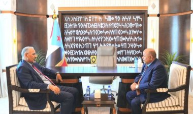 الرئيس الزُبيدي يؤكد دعم محافظ حضرموت لخدمة أبناء المحافظة