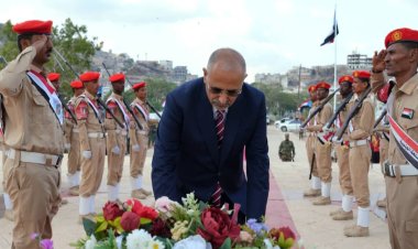 الرئيس القائد عيدروس الزُبيدي يضع إكليلا من الزهور على النصب التذكاري لشهداء الجنوب العربي بمناسبة العيد الـ58 للاستقلال الوطني 30 نوفمبر