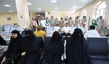 محافظ سقطرى يودّع دفعة من المرضى المغادرين لتلقي العلاج في مستشفى الأمير محمد بن سلمان بعدن