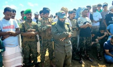 يتقدمهم العميد الوالي.. الآلاف يشيعون جثمان الشهيد النقيب جمال نجيب في عدن