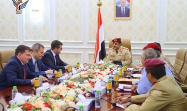 وزير الدفاع يبحث مع السفير الروسي مستجدات الأوضاع في اليمن وتعزيز التعاون الدفاعي