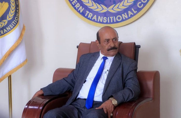 رئيس تنفيذية انتقالي شبوة يجري اتصالًا هاتفيًا برئيس عمليات ألوية المشاة بالقوات البرية الجنوبية للاطمئنان على صحته