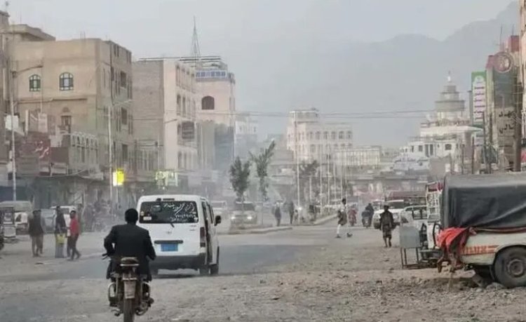 مدمن مخدرات يثير الذعر في إب ويصيب عددًا من السكان بعد اعتدائه على والدته