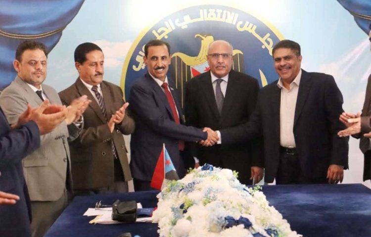 بحضور الكثيري إتمام مراسم التسليم والاستلام لقيادة انتقالي حضرموت