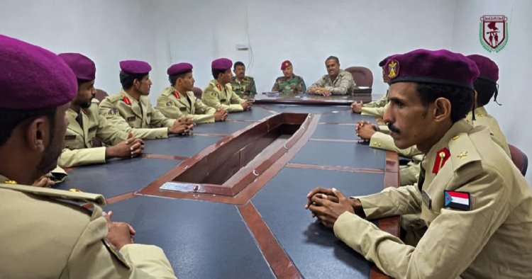 القائد العام لقوات دفاع شبوة يعلن استراتيجية الدمج الفوري والتأهيل المستمر لخريجي الكليات العسكرية خلال لقاءه بالخريجين من كلية زايد العسكرية.