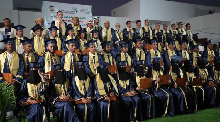 محافظ سقطرى يشهد حفل تخرج الدفعة الأولى من طلاب جامعة أرخبيل سقطرى