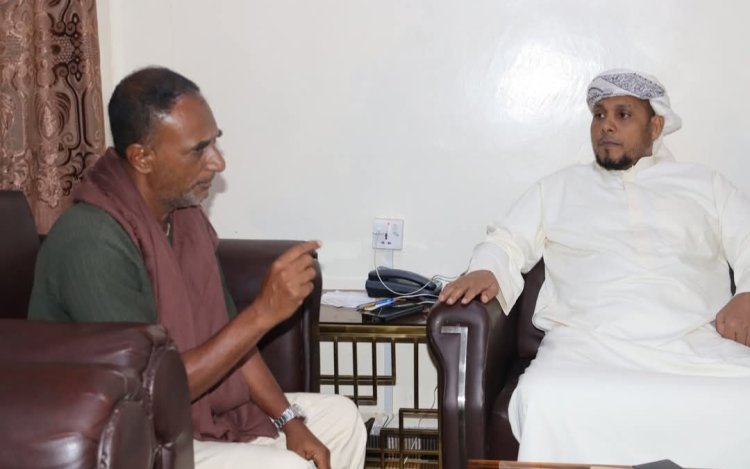 محافظ سقطرى يناقش مع مدير صندوق النظافة خطط تعزيز خدمات النظافة والتحسين بالمحافظة