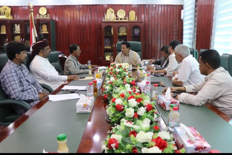 محافظ المهرة يلتقي شباب "ترابط الغيضة" ويوجه بإعادة تشغيل الحديقة في الجحي