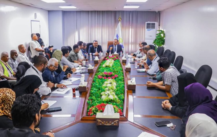 وزير النقل يتفقد سير العمل بمطار عدن الدولي ويعقد اجتماعاً موسعاً لقياداته الادارية والفنية والأمنية