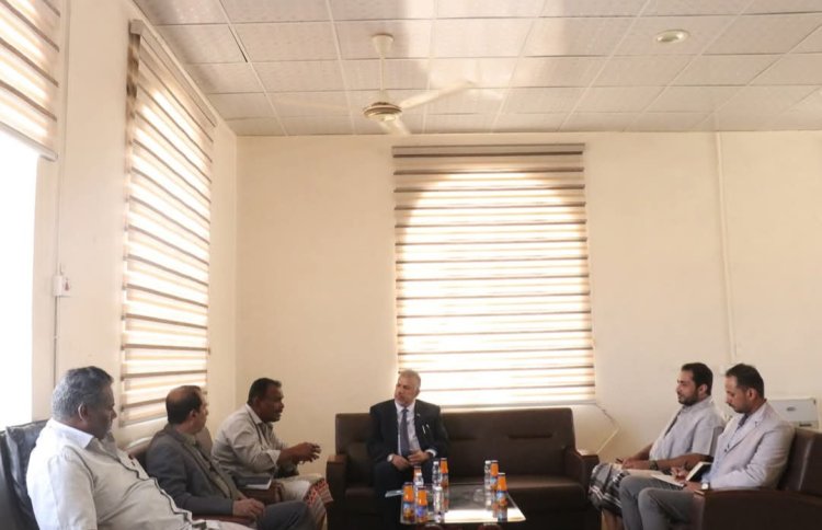 فريق التوجيه والرقابة الرئاسي يلتقي بمدير عام مديرية الغيضة لبحث سُبل تعزيز العمل الإداري والخدمي