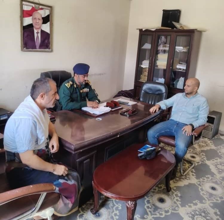 نائب مدير الأمن والشرطة بالمهرة يلتقي بمدير مشروع تعزيز الحكم المحلي مؤسسة برجهوف لبحث التعاون في مكافحة الجرائم الإلكترونية