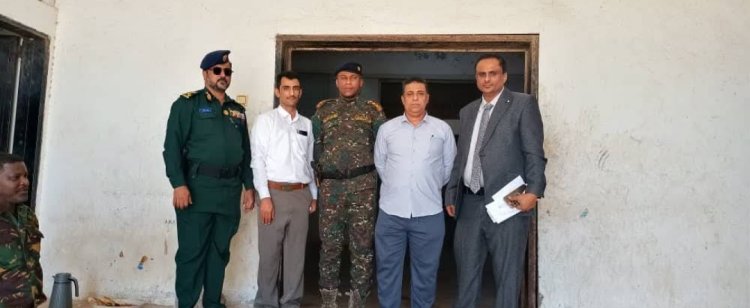 رئيس نيابة الاستئناف بالمهرة ومدير البحث الجنائي يناقشان آلية الإفراج عن السجناء ممن قضوا ثلاثة أرباع المدة