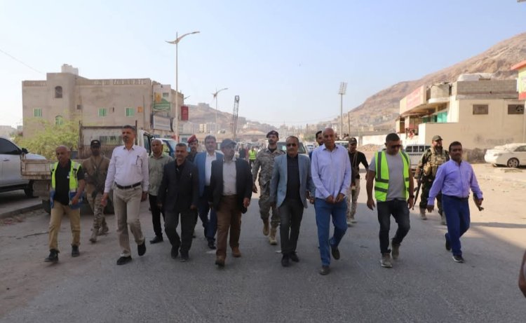 محافظ حضرموت يتفقّد جسر المنورة في المكلا بتصاميم تجمع بين الكفاءة وسرعة التنفيذ ويطلع على مستوى الانجاز في المرحلة الثانية لخور المكلا