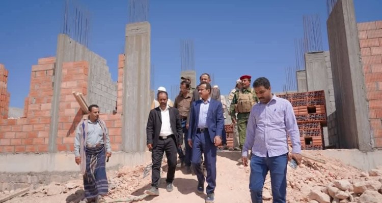 محافظ شبوة يتفقد أعمال التوسعة المستمرة للمدينة الطبية ومستوى إنجاز مشروع علاج سوء التغذية بمدينة عتق