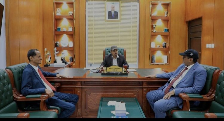 المحافظ بن ماضي يبحث مع رئيس الهيئة العامة للطيران المدني والأرصاد تعزيز نشاط مطاري الريان وسيئون