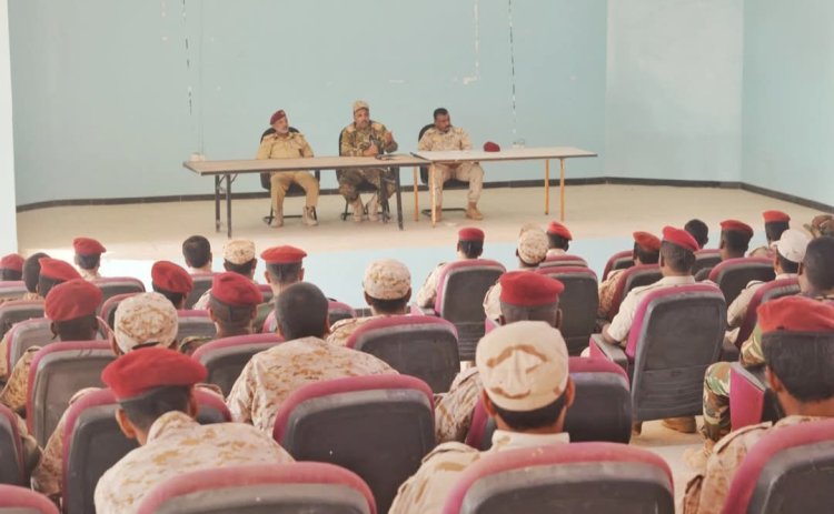 شعبة التوجيه المعنوي بقيادة المنطقة العسكرية الثانية تنظم محاضرة توعوية لتعزيز الروح المعنوية لمنتسبي معسكر قيادة المنطقة