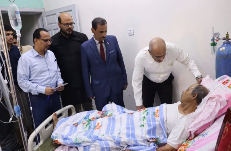 الكثيري وباتيس يزوران الشاعر ثابت السعدي للاطمئنان على صحته