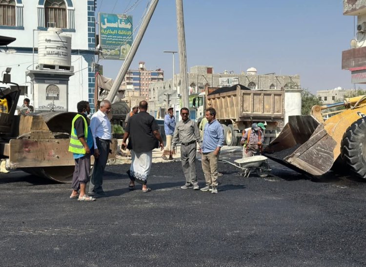 تواصل أعمال سفلتة المقاطع المتضررة والمتآكلة بشوارع مدينة الغيضة بتمويل من السلطة المحلية