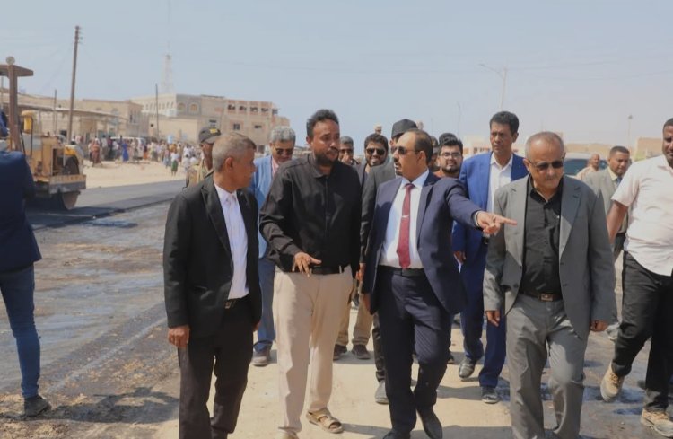 محافظ حضرموت يطلع على سير العمل في مشروعي تأهيل المدخل الغربي لمدينة الحامي وصيانة الخط الدولي (الريان - حضاتهم)