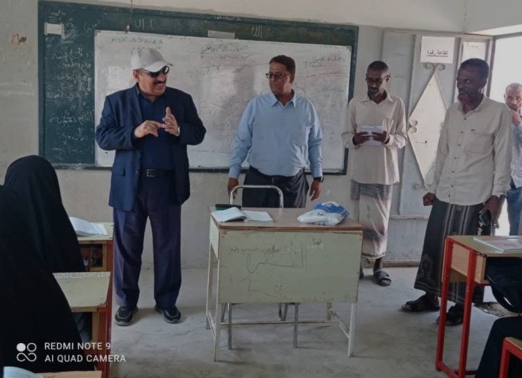المدير باعباد يطلع على سير العملية التربوية والتعليمية بمدرسة أبوبكر الصديق الحرحير مديرية الشحر