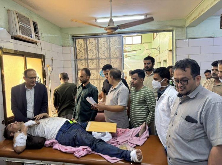 بتوجيهات من رئيس مجلس القيادة الرئاسي ورئيس مجلس الوزراء.. وزير الصحة يتفقد جرحى حادثة العرقوب في مستشفى الجمهورية بعدن