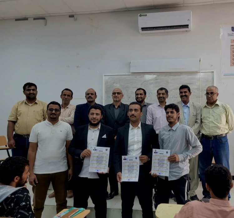 رئيس جامعة شبوة يسلّم أول بيان درجات لخريجي الدفعة الأولى بالجامعة