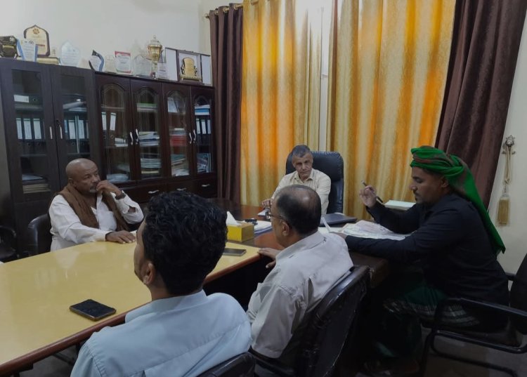 المدير العام يعقد اجتماعاً بمديري عدد من المرافق الحكومية وأصحاب المحاجر لتصحيح أوضاع المحاجر في المديرية