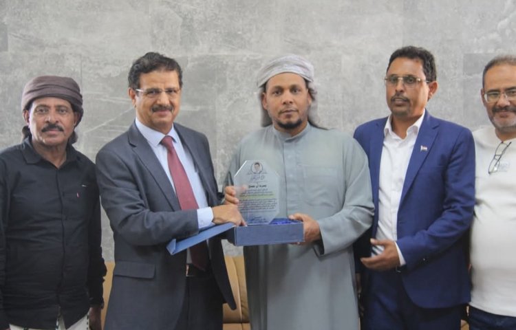 محافظ سقطرى يودّع عضو هيئة رئاسة المجلس الانتقالي الجنوبي ويمنحه درع شكر وتقدير