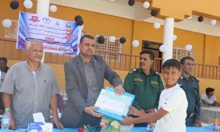 الوكيل الجريبي يكرم أوائل الطلاب والطالبات بمدرسة الفقيد بن محروس في قاضب سقطرى