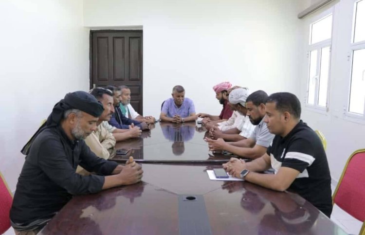 انتقالي الشحر يبحث مع المدير العام أبرز القضايا الخدمية بالمديرية