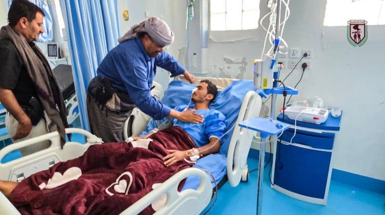 القائد العام لقوات دفاع شبوة يقوم بزيارة جرحى قوات دفاع شبوة ويشيد بتضحياتهم البطولية