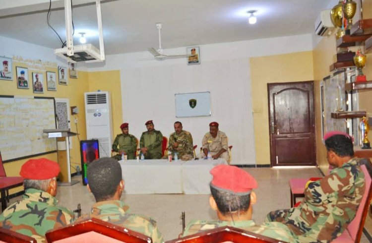 رئيس شُعبة التوجية المعنوي بقيادة المنطقة العسكرية الثانية يلقي محاضرة توجيهية حول «أهمية الوعي العسكري» بمعسكر الكتيبة الخاصة في المكلا