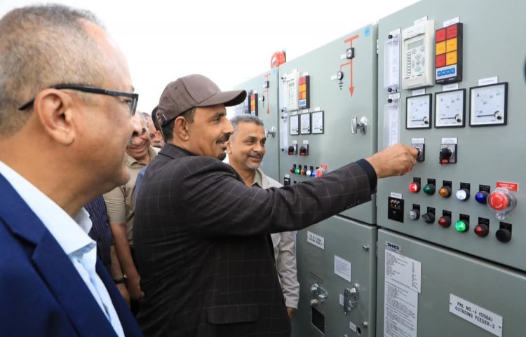 محافظ حضرموت يُدشّن مشاريعًا كهربائية حيوية بقدرة 61.5 ميجافولت أمبير لتخفيف الأحمال وتحسين الخدمة بمديرية المكلا