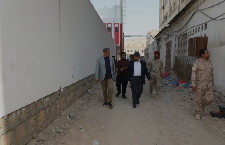محافظ حضرموت يوجّه بإزالة العوائق العشوائية خلف مشفى حضرموت وسرعة إنجاز سفلتة الشارع المحاذي لسور منشأة نادي الشعب