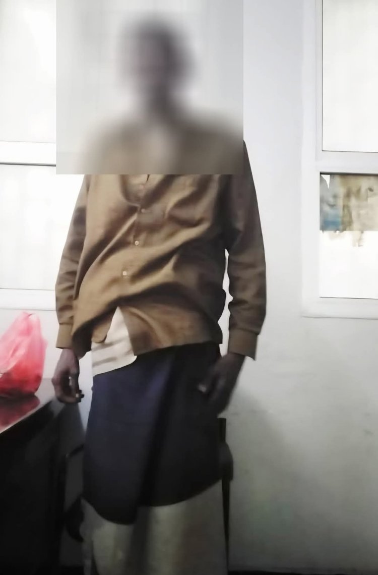 شرطة التواهي تلقي القبض على متهم بتخريب شبكة الصرف الصحي في حي العروسة.