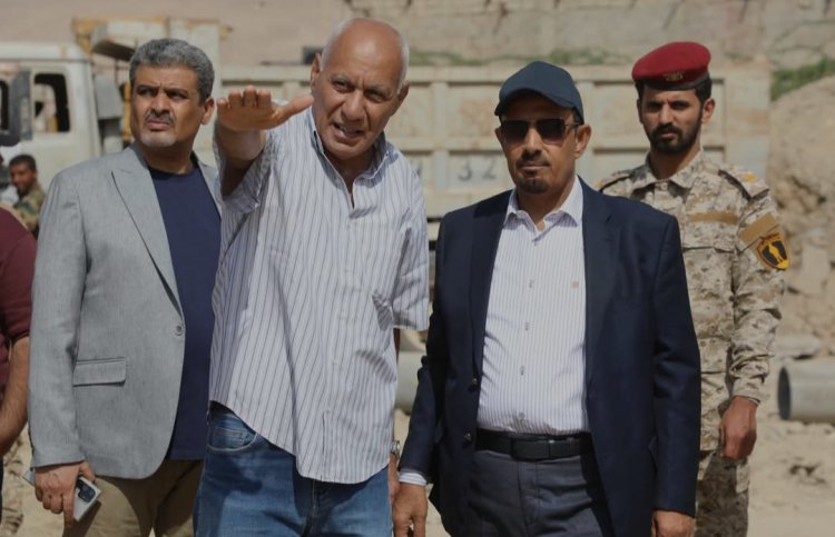 محافظ حضرموت يتفقد العمل بمشروع المرحلة الثانية لخور المكلا التي قاربت الـ 70% ويوجّه بإزالة العوائق التي تعترض سرعة الانجاز