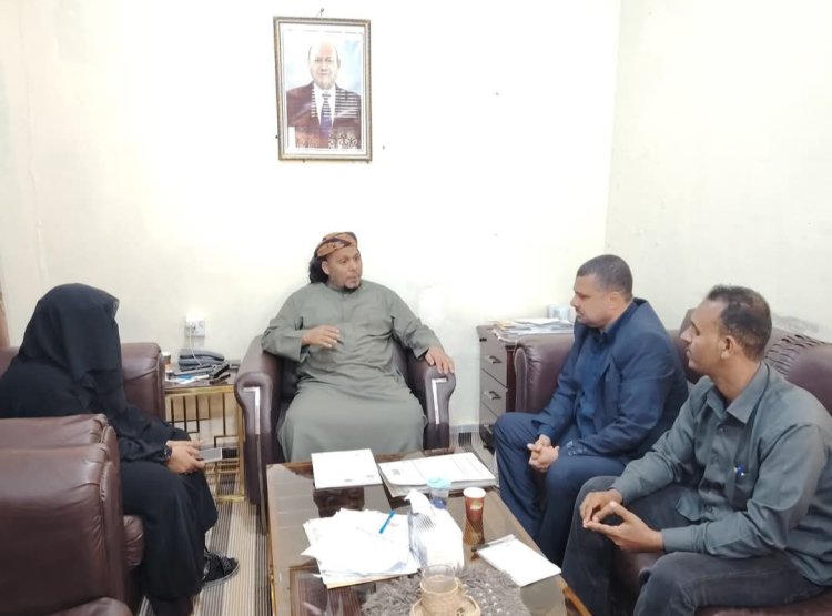 محافظ سقطرى يناقش مع الهيئة العامة للشؤون البحرية جهود التخلص من الباخرة  الجانحة "جلف دوف"