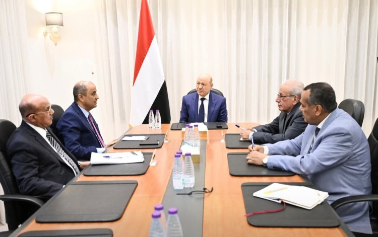 رئيس مجلس القيادة يجتمع برئيس الوزراء ومحافظ البنك المركزي