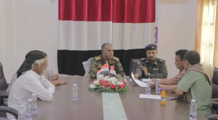 مدير أمن المهرة يبحث مع عُقّال الحارات سُبل التنسيق وآلية حصر بيانات الساكنين