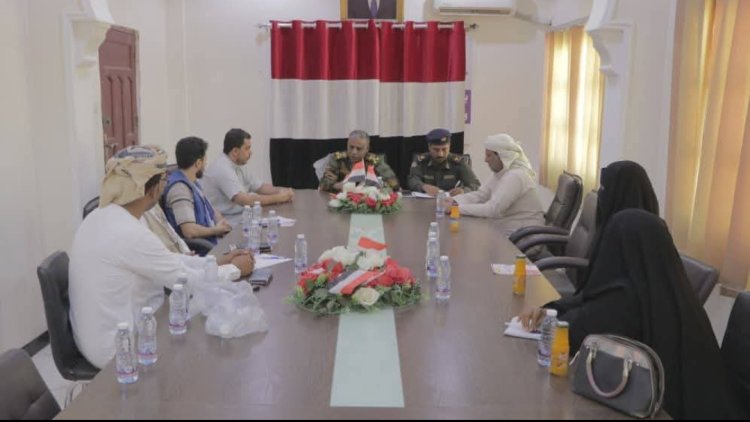 مدير أمن المهرة يناقش مع منظمات المجتمع المدني والدولية تأهيل القطاع الأمني