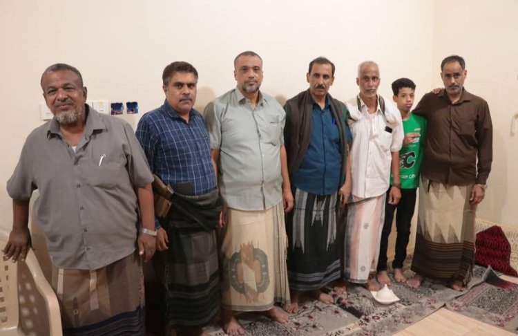 باتيس والمحمدي يقدمان واجب العزاء في وفاة المناضل الشيخ أبوبكر باعباد بمدينة الحامي