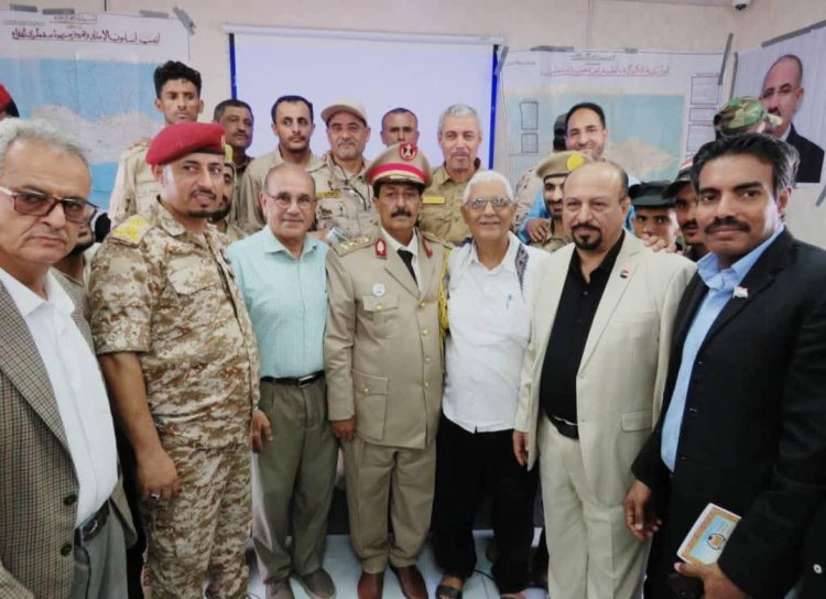 اللواء بن بريك يهنئ العقيد الركن عبدالفتاح الشاعري بحصوله على درجة الماجستير في العلوم العسكرية